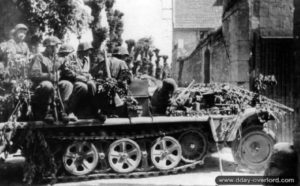 Juin 1944 : un SdKfz 251 chargé de soldats entre dans l'Abbaye d'Ardenne. Photo : Bundesarchiv