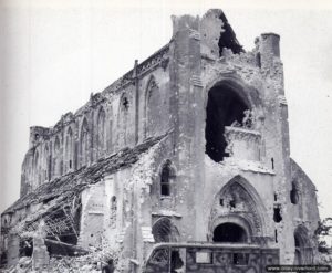 9 juillet 1944 : l'abbatiale en ruine. Photo : Bundesarchiv