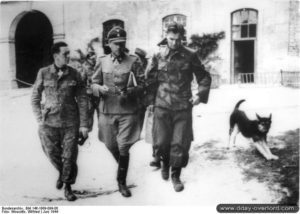 7 juin 1944 : le Brigaf Fritz Witt, le Stubaf Hubert Meyer, et l'Ostubaf Max Wünsche dans l'Abbaye d'Ardenne. Photo : Bundesarchiv