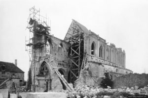 Les travaux de réhabilitation de l'abbatiale après les combats. Photo : Bundesarchiv