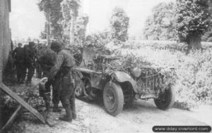 Juin 1944 : un SdKfz 250 et des soldats S.S. aux abords de l'Abbaye d'Ardenne. Photo : Bundesarchiv