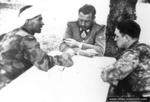Réunion de commandement après le 9 juin 1944 à l'Abbaye d'Ardenne avec Wünsche, Witt et Kurt Meyer. Photo : Bundesarchiv