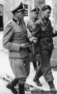 7 juin 1944 : le Brigaf Fritz Witt (commandant la 12ème S.S. Panzerdivision), le Stubaf Hubert "Kurt" Meyer (commandant le SS-Panzergrenadier Regiment 25), et l'Ostubaf Max Wünsche dans l'Abbaye d'Ardenne. Photo : Bundesarchiv