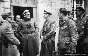 Juin 1944 : le Stubaf Steineck (I.Pz.Korps), Hubert Meyer, Kurt Meyer, Ostuf Meitzel, Hstuf Reichenbach à l'Abbaye d'Ardenne. Photo : Bundesarchiv