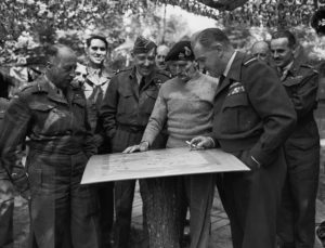 4 août 1944 : briefing à Amblie pour le Lieutenant-General Crerar, l'Air Marshal Coningham, General Montgomery et l'Air Chief Marshal Leigh-Mallory. Photo : Archives Canada