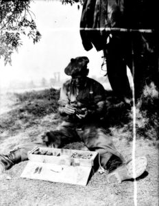 7 août 1944 : le Company Sergeant-Major W. G. Vassie conditionne des grenades à mains. Photo : Archives Canada