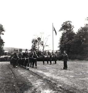 29 juin 1944 : première levée des couleurs du Red Ensign au quartier général de la 1ère armée canadienne. Photo : Archives Canada