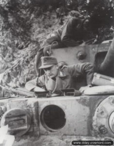 Le Major Werncke de la Panzer-Lehr Division, qui a participé à la bataille de Villers-Bocage le 13 juin 1944, pris en photo à Anctoville. Photo : Bundesarchiv