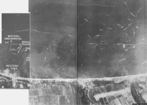 Vue aérienne du port artificiel d’Arromanches le 15 juin 1944. Photo IWM