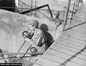 Un sapeur débute la phase de remplissage des caissons Phoenix. Photo IWM