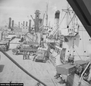 Le cargo SS Flathouse à quai d’une plateforme Löbnitz « Whale ». Photo IWM