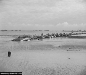 L’une des trois jetées du port artificiel Mulberry B d’Arromanches. Photo IWM