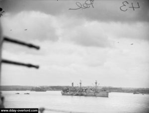 Le cargo SS Flathouse de la marine marchande anglaise à Arromanches. Photo IWM