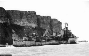 L’HMS Fury, échoué après avoir rompu ses amarres lors de la tempête du 19 au 21 juin 1944. Photo IWM