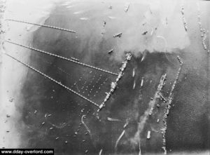 Vue aérienne du port artificiel d’Arromanches. Photo IWM