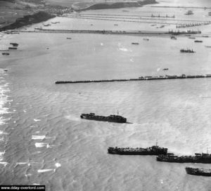 Vue aérienne du port artificiel d’Arromanches. Photo IWM