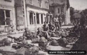 22 août 1944 : les hommes du 5ème peloton commandés par le lieutenant Louis Thumas de la 3ème compagnie indépendante motorisée de la brigade Piron. Photo : IWM