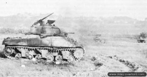 Un char Sherman détruit dans le secteur d’Avranches. Photo : US National Archives