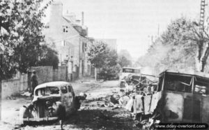 Plusieurs véhicules réquisitionnés par les Allemands détruits les 30 et 31 juillet 1944 à Avranches. Photo : US National Archives
