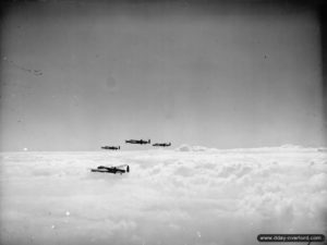 18 juillet 1944 : quatre Avro Lancaster du No 514 Squadron RAF au-dessus de la couverture nuageuse pendant une attaque aérienne à l’est de Caen (opération Goodwood). Photo : IWM