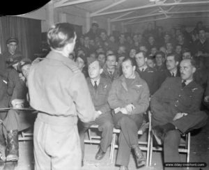 Dernier briefing pour des équipages de Douglas Boston appartenant au No. 137 Wing RAF à Hartford Bridge avant le départ en mission du 6 juin 1944. Photo : IWM