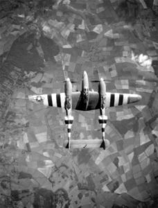 Un chasseur-bombardier américain P-38 Lightning F-5 lors d’une mission de bombardement pendant la bataille de la Normandie. Photo : US National Archives