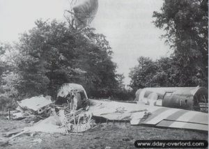 L’épave d’un planeur Horsa en Normandie après avoir percuté une haie à l’atterrissage. Photo : US National Archives