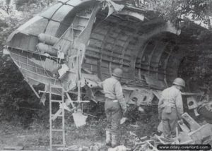 Des soldats américains inspectent les dégâts occasionnés à l’atterrissage de ce planeur Horsa en Normandie. Photo : US National Archives