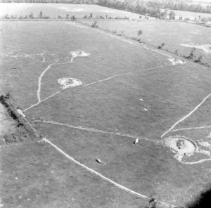 Photo aérienne de la batterie leurre au nord des points fortifiés Wn 83 et Wn 84 de Maisy. Cette position, laissée volontairement visible pour les forces aériennes alliées, était située au nord du chemin des Ruettes. Photo : US National Archives