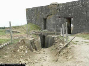 Accès à une casemate modèle R650 de la batterie d'Azeville codée Stp 133. Photo (2005) : D-Day Overlord