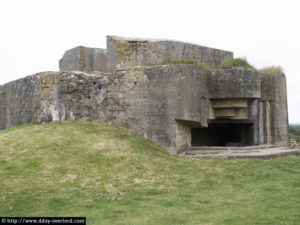 Casemate modèle R650 de la batterie d'Azeville codée Stp 133. Elle abritait un canon de 105 mm K331. Photo (2005) : D-Day Overlord