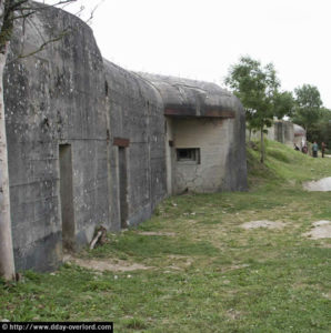 Accès arrière d'une casemate modèle R650 de la batterie d'Azeville codée Stp 133. Elle abritait un canon de 105 mm K331. Photo (2005) : D-Day Overlord