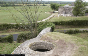 Casemates modèle R650 de la batterie d'Azeville codée Stp 133. Elles abritaient chacun un canon de 105 mm K331. Photo (2005) : D-Day Overlord