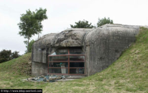 Casemate modèle R650 de la batterie d'Azeville codée Stp 133. Elle abritait un canon de 105 mm K331. Photo (2005) : D-Day Overlord