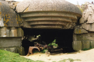 Casemate modèle M272 de Longues-sur-Mer, codée MKB Longues – Wn 48. Elle abritait un canon de 150 mm TK C/36 mais a été détruite par la marine alliée. Photo (2003) : D-Day Overlord