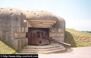 Casemate modèle M272 de la batterie de Longues-sur-Mer abritant un canon de 150 mm TK C/36. Photo (2003) : D-Day Overlord