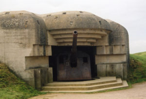 Casemate modèle M272 de la batterie de Longues-sur-Mer abritent un canon de 150 mm TK C/36. Photo (2003) : D-Day Overlord