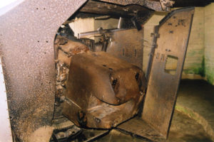 Détail d'un canon de 150 mm TK C/36 à l'intérieur d'une casemate modèle M272 de Longues-sur-Mer, codée MKB Longues – Wn 48. Photo (2003) : Supercarwaar