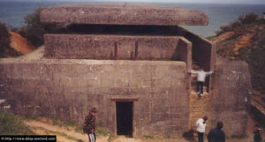 Poste de direction des tirs de la batterie de Longues-sur-Mer codée MKB Longues – Wn 48. Photo (2003) : D-Day Overlord