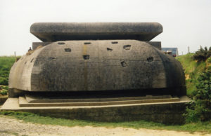 Poste de direction des tirs de la batterie de Longues-sur-Mer codée MKB Longues – Wn 48. Photo (2003) : D-Day Overlord