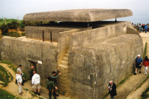 Poste de direction des tirs de la batterie de Longues-sur-Mer codée MKB Longues – Wn 48. Photo (2003) : D-Day Overlord