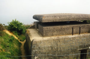 Poste de direction des tirs de la batterie de Longues-sur-Mer codée MKB Longues – Wn 48. Photo (2003) : D-Day Overlord