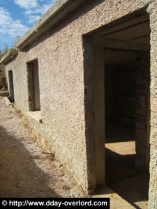 Bâtiment construit par les défenseurs de la batterie de Maisy, sur le site codé Stp 83 par les Allemands et installé au lieu-dit Les Perruques. Photo (2005) : D-Day Overlord