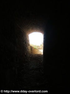 Sur le site de la batterie codée Stp 83 et installée au lieu-dit Les Perruques à Maisy, un tunnel permet d'accéder à la réserve de munitions. Photo (2005) : D-Day Overlord