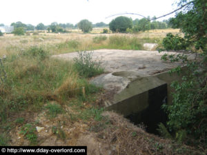 Une casemate modèle R621 à la batterie de Maisy, codée Stp 83 par les Allemands et installée au lieu-dit Les Perruques. Enterrée après la fin de la guerre, elle a depuis été dégagée. Photo (2005) : D-Day Overlord