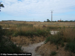 Les tranchées d'origine, recouvertes de terre après la fin des combats, ont été rouvertes avec la création du musée de la batterie de Maisy. Photo (2005) : D-Day Overlord