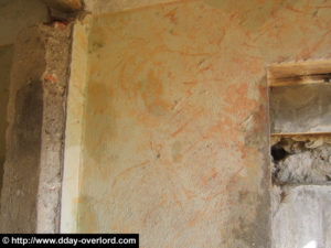 Les vestiges d'éléments de décoration du bâtiment construit par les défenseurs de la batterie de Maisy, sur le site codé Stp 83 par les Allemands et installé au lieu-dit Les Perruques. Photo (2005) : D-Day Overlord