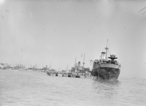 Des navires coulés volontairement devant Gold Beach forment une ligne de brise-lames appartenant au dispositif du port artificiel Mulberry B d'Arromanches. Photo : IWM A 24683