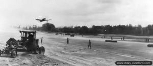 Août 1944 : un P-47 Thunderbolt du 36th Fighter Group se pose sur l’aérodrome ALG A-16 de Brucheville toujours en cours de construction par le 843rd Engineer Aviation Battalion (EAB). Photo : US National Archives