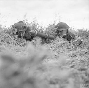 Le soldat Oates (originaire de Walthamstow) et le sergent James Woodward (de Tottenham) en position de tir avec leur pièce antichar PIAT dans un champ de maïs aux abords de Caen. Photo : IWM B 6185